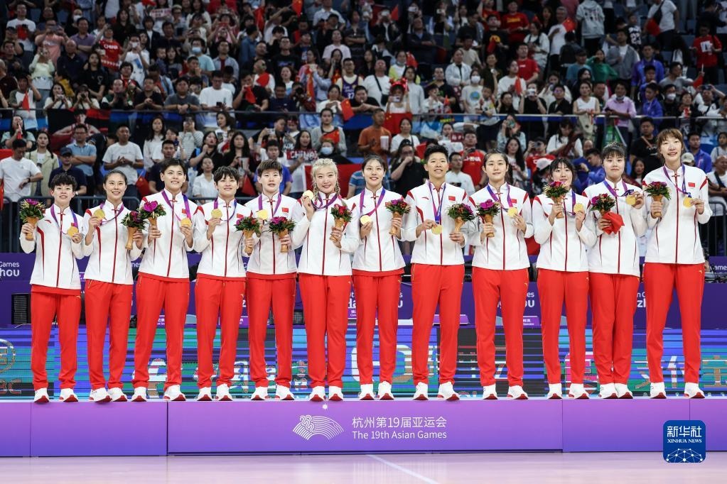 2023年10月5日，在杭州亞運(yùn)會(huì)籃球項(xiàng)目女子決賽中，中國(guó)隊(duì)以74比72戰(zhàn)勝日本隊(duì)，奪得冠軍。圖為中國(guó)隊(duì)球員在頒獎(jiǎng)儀式上。新華社記者 潘昱龍 攝