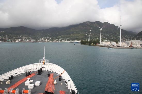 7月5日，中國海軍“和平方舟”號醫(yī)院船抵達(dá)塞舌爾維多利亞新港碼頭。新華社發(fā)（劉志磊 攝）