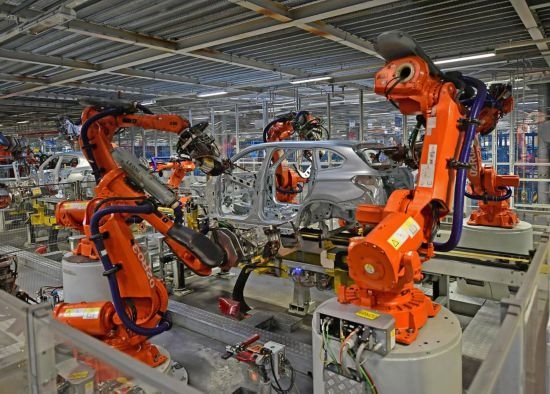 在華晨寶馬沈陽鐵西工廠車身車間，機(jī)器臂在焊接車身（2022年2月16日攝）。新華社記者 楊青 攝