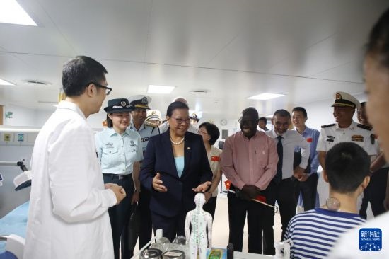 7月5日，塞舌爾衛(wèi)生部長維多在中國海軍“和平方舟”號醫(yī)院船上參觀中醫(yī)診室。新華社發(fā)（劉志磊 攝）