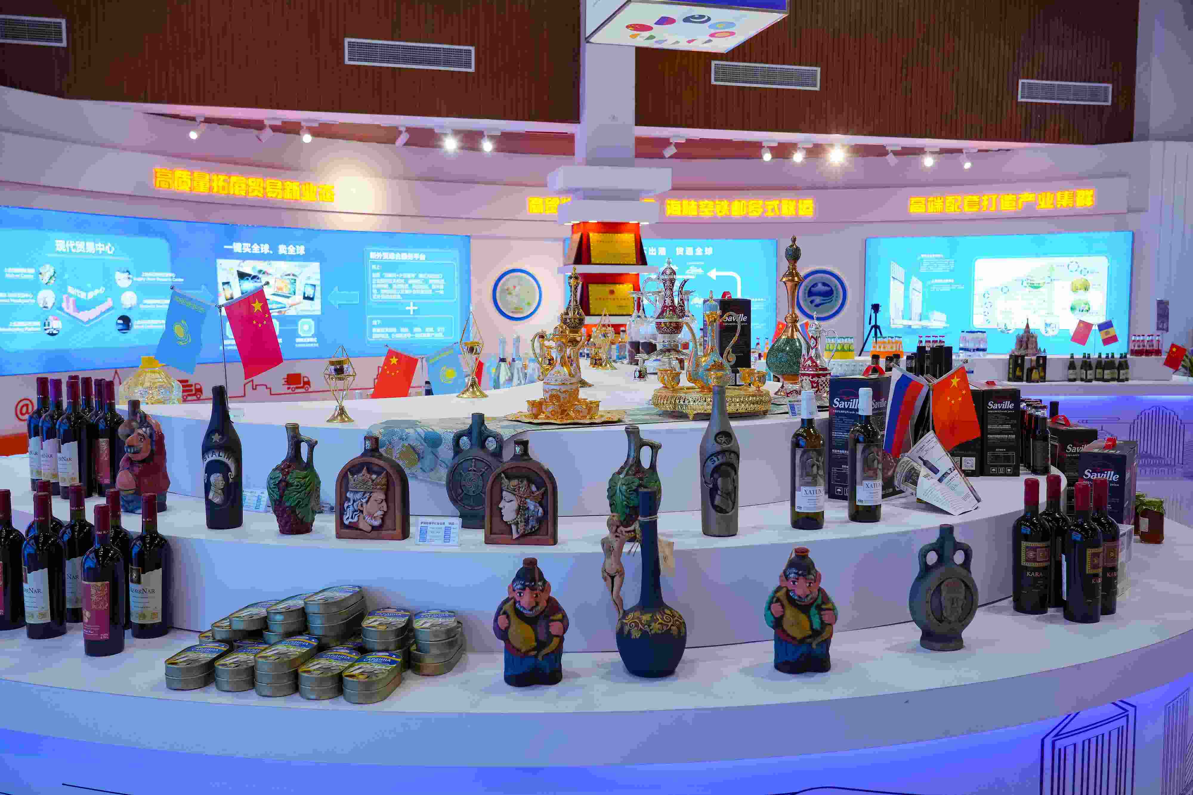 2022年10月19日，青島，上合示范區(qū)展出的上合組織國家特色商品。