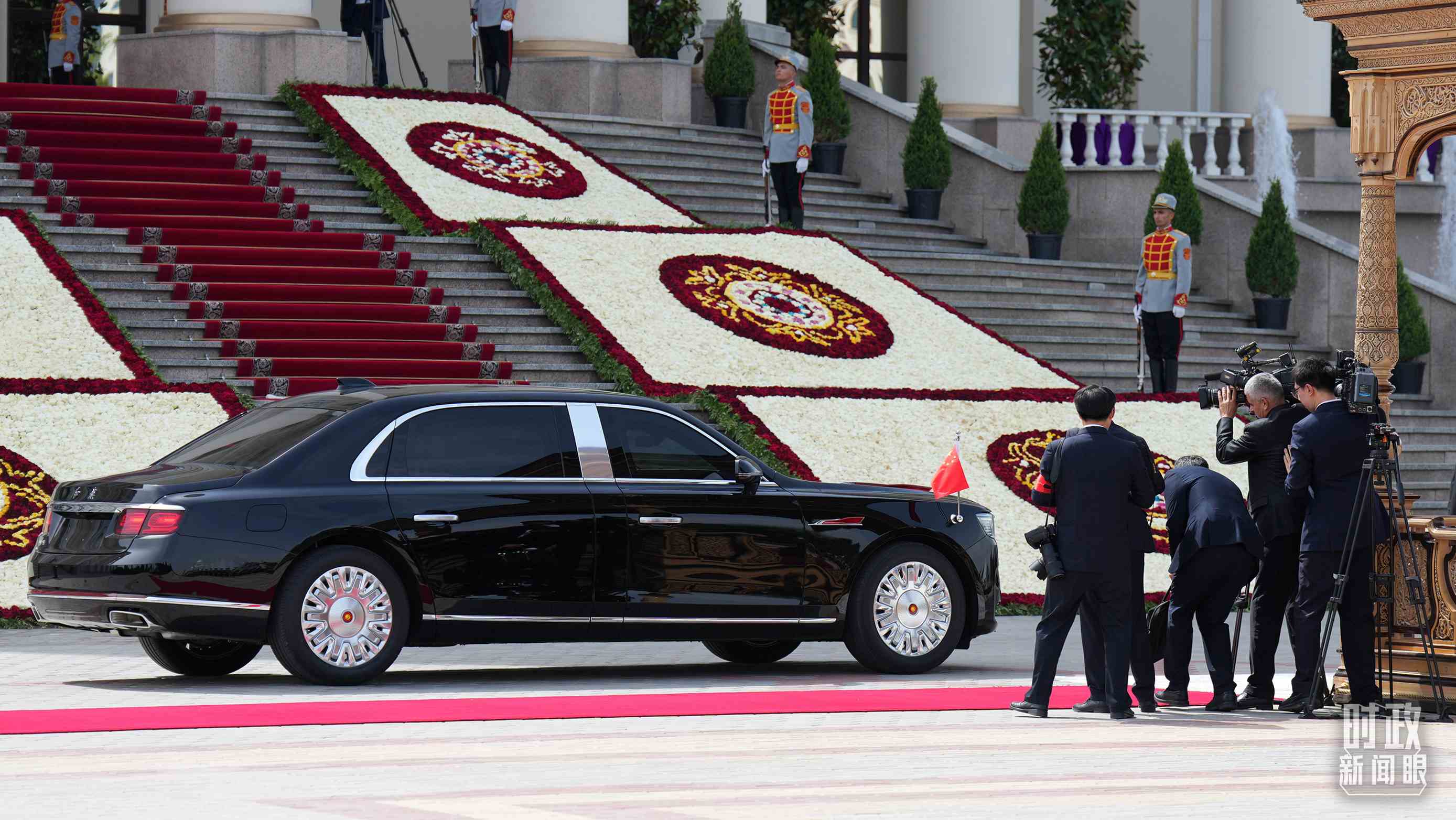△習(xí)主席乘坐的紅旗車抵達(dá)塔總統(tǒng)府。（總臺(tái)記者李晉拍攝）