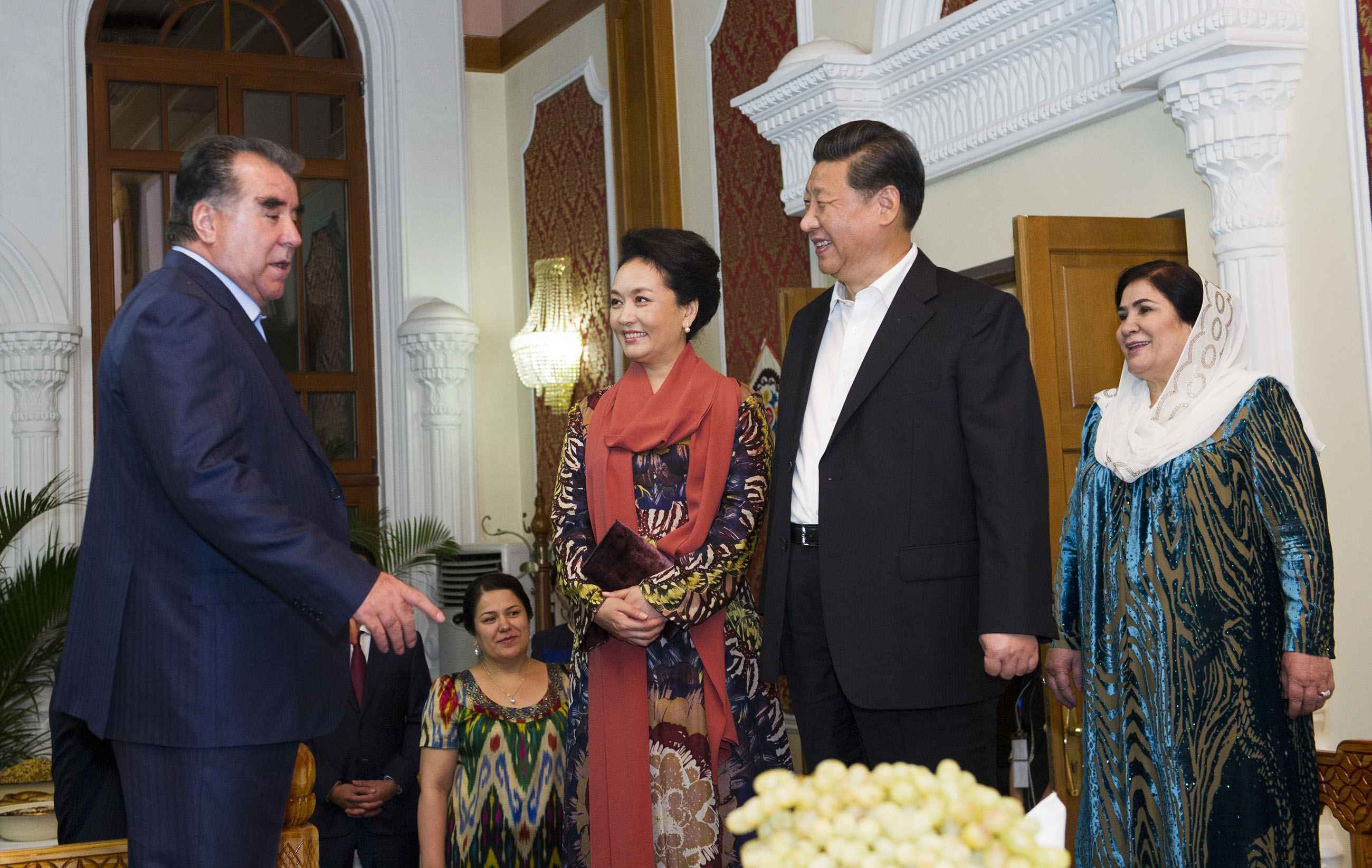 2014年9月12日，習(xí)近平主席在杜尚別出席塔吉克斯坦總統(tǒng)拉赫蒙舉行的家宴。這是習(xí)近平主席和夫人彭麗媛在拉赫蒙夫婦陪同下參觀總統(tǒng)官邸。