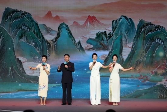 四位戲曲演員同臺獻唱。