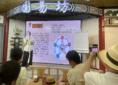 葉姓講師為學(xué)員講“相”。人民網(wǎng) 劉文邦攝