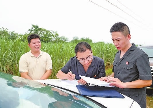 圖③：清塘后，執(zhí)行干警與某農(nóng)場負責(zé)人確認魚塘交付情況。