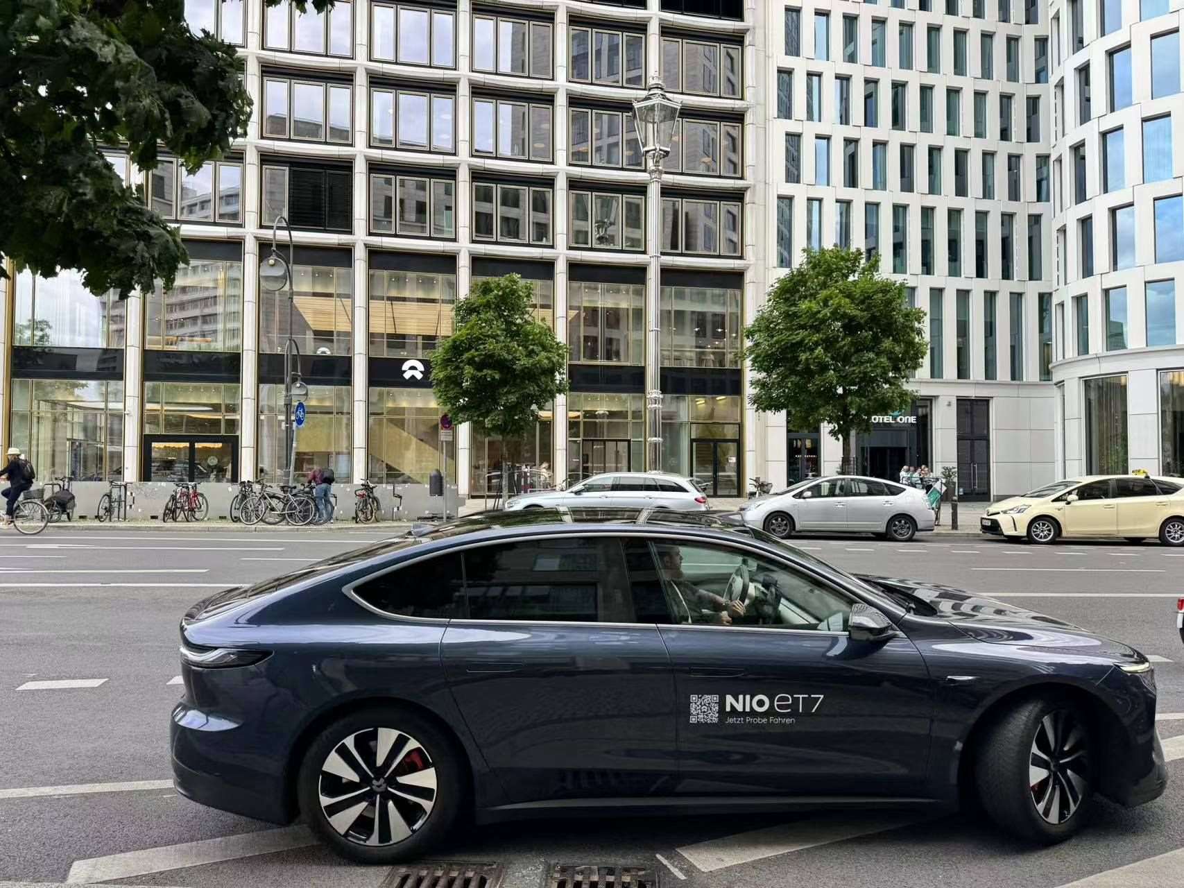 消費者在蔚來柏林智能駕駛中心前試駕電動汽車。 人民網(wǎng)記者 李強攝