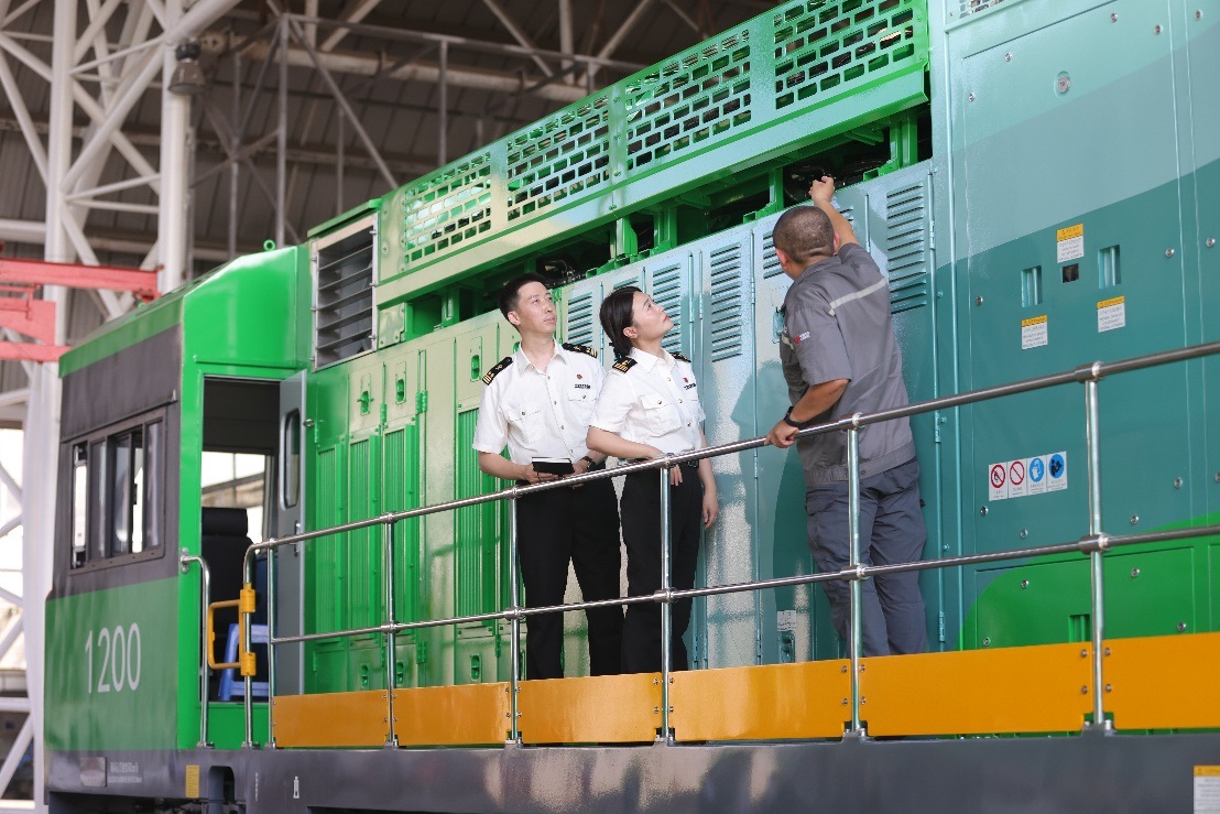 常州海關(guān)關(guān)員了解氫能源機(jī)車生產(chǎn)流程。魏幫軍攝