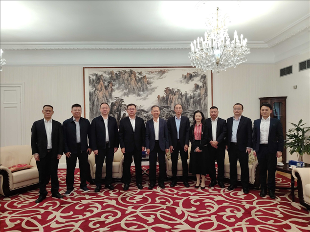 中國(guó)駐瑞典大使崔愛民（左五）會(huì)見中國(guó)中鐵股份有限公司總裁陳文健一行并合影。中國(guó)駐瑞典大使館供圖