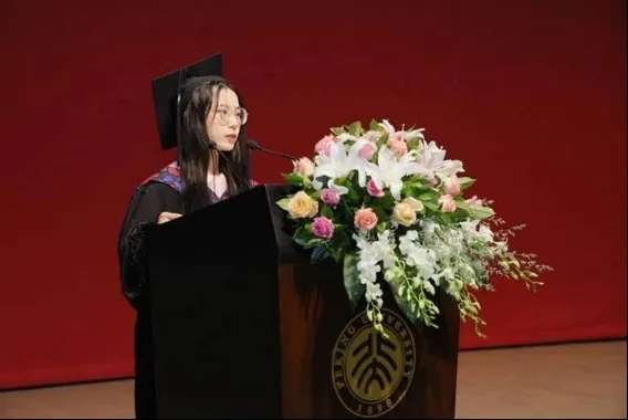 鐘芳蓉在北京大學(xué)考古文博學(xué)院畢業(yè)典禮上發(fā)言。校方供圖