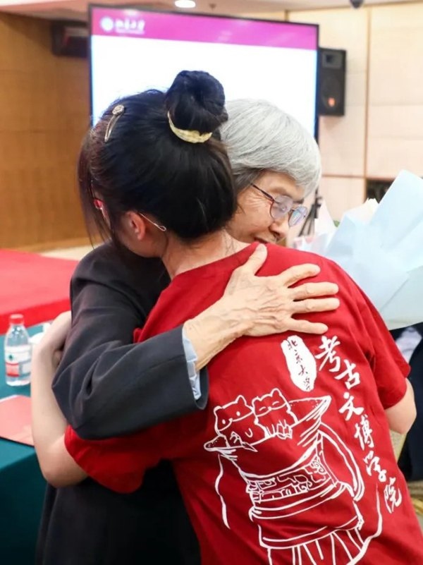 2023年，在校友向母校捐贈儀式上，鐘芳蓉與樊錦詩擁抱。校方供圖