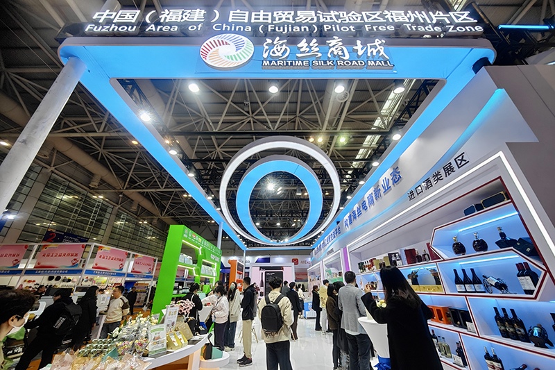 2024年3月18日，第四屆中國(guó)跨境電商交易會(huì)在福建福州開幕。展會(huì)聚焦“鏈接跨境全流域 共建電商新生態(tài)”，集聚全國(guó)80余個(gè)外貿(mào)產(chǎn)業(yè)帶的上千家供應(yīng)鏈企業(yè)。