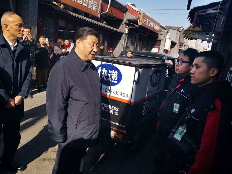 2019年2月1日，習(xí)近平總書記在北京前門石頭胡同的快遞服務(wù)點(diǎn)，看望仍在工作的“快遞小哥”。