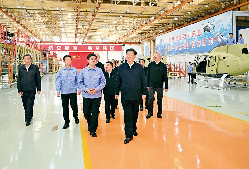 2023年10月10日至13日，中共中央總書記、國家主席、中央軍委主席習(xí)近平在江西考察。這是11日上午，習(xí)近平在景德鎮(zhèn)市昌河飛機(jī)工業(yè)（集團(tuán)）有限公司考察。 新華社記者 燕雁/攝