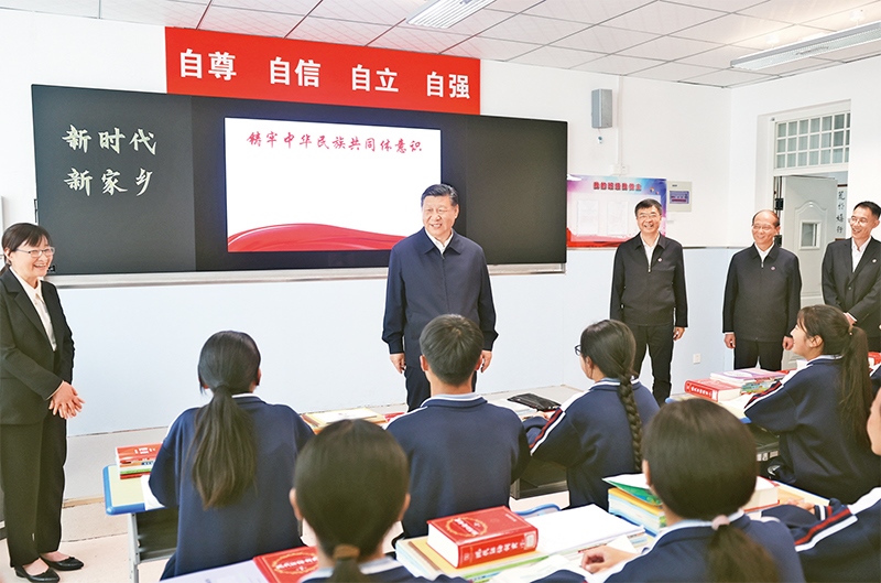 2024年6月18日至19日，中共中央總書記、國家主席、中央軍委主席習(xí)近平在青?？疾?。這是18日下午，習(xí)近平在果洛西寧民族中學(xué)高一（1）班觀摩“新時(shí)代、新家鄉(xiāng)”主題思政課。 新華社記者 鞠鵬/攝
