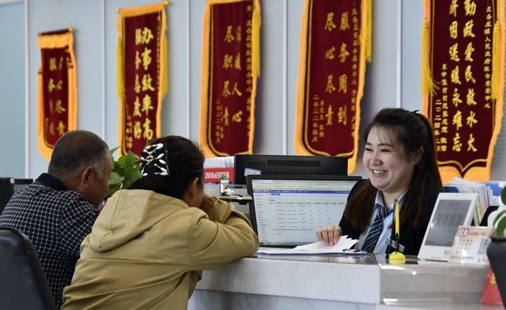 2024年3月25日，北京市大興區(qū)龐各莊鎮(zhèn)政務(wù)服務(wù)中心的工作人員耐心為群眾解答問題。大興區(qū)龐各莊鎮(zhèn)政務(wù)服務(wù)中心用“最多跑一次”的工作理念為企業(yè)和群眾提供了便利化、精準(zhǔn)化、個性化的衍生服務(wù)。新華社記者 李欣 攝