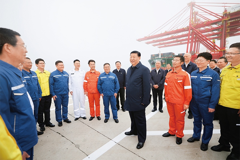 2024年5月22日至24日，中共中央總書記、國家主席、中央軍委主席習(xí)近平在山東考察。這是22日下午，習(xí)近平在日照港親切慰問港口科技工作者、運(yùn)營人員、航運(yùn)人員。 新華社記者 鞠鵬/攝
