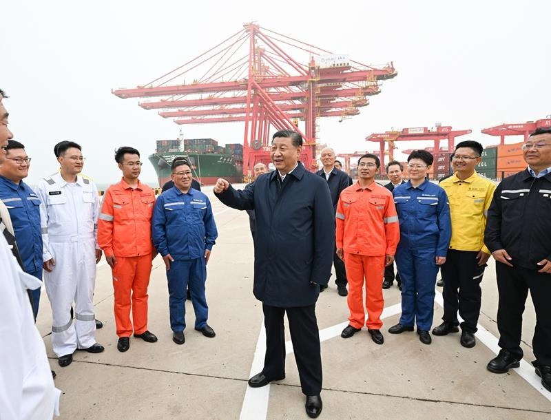 △2024年5月22日，習(xí)近平總書記在山東日照港親切慰問港口科技工作者、運(yùn)營(yíng)人員、航運(yùn)人員。