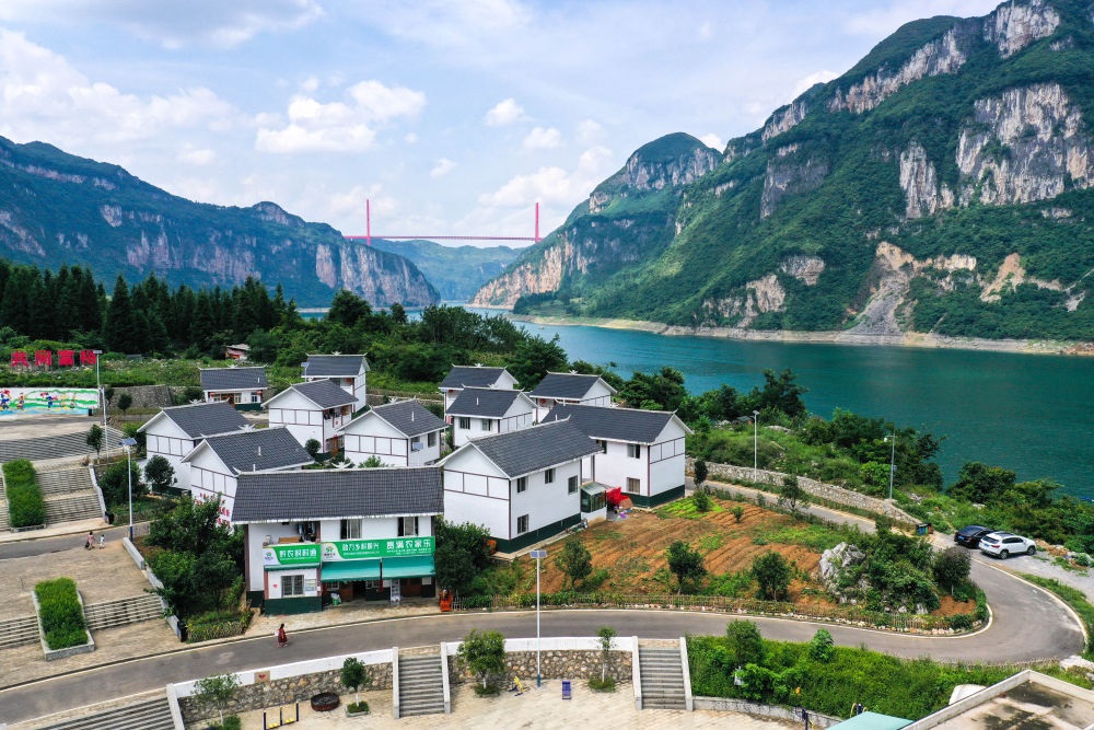 這是貴州省黔西市新仁苗族鄉(xiāng)化屋村麻窩寨易地搬遷集中安置點(diǎn)（2021年7月24日攝，無人機(jī)照片）。新華社記者 楊文斌 攝