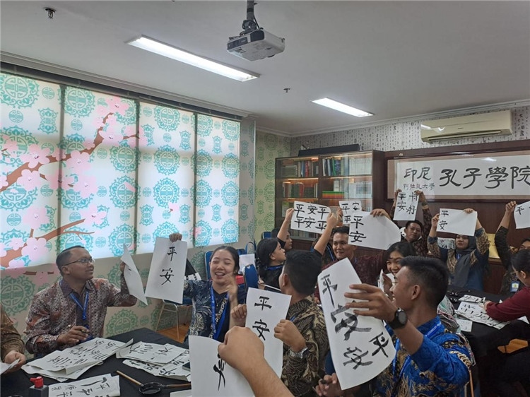 警察學(xué)員們展示書(shū)法學(xué)習(xí)成果。活動(dòng)主辦方供圖