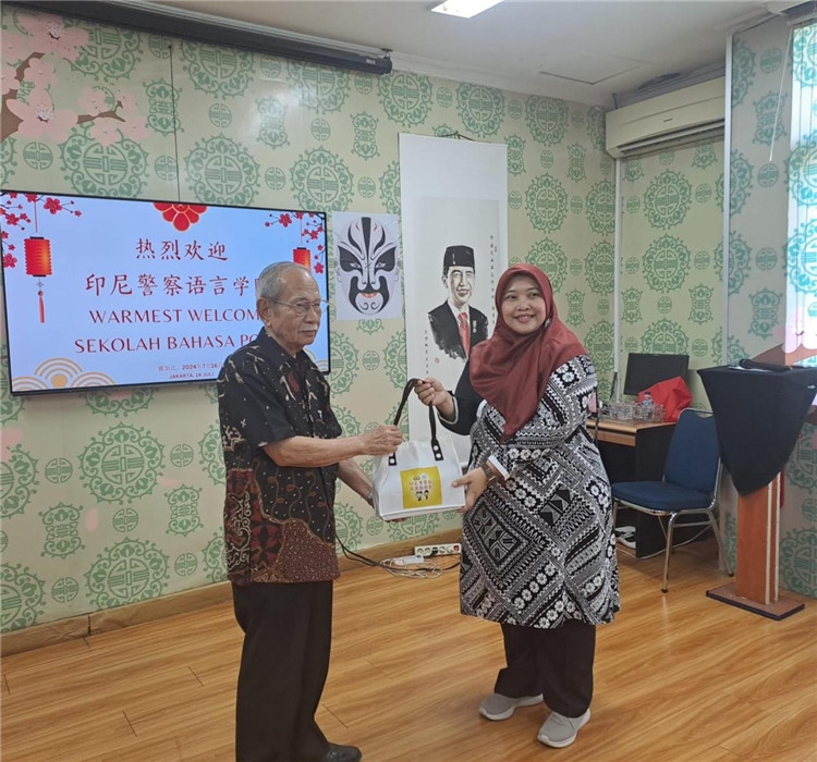 拉哈尤·蘇珊蒂與穆尼交換禮品?；顒?dòng)主辦方供圖
