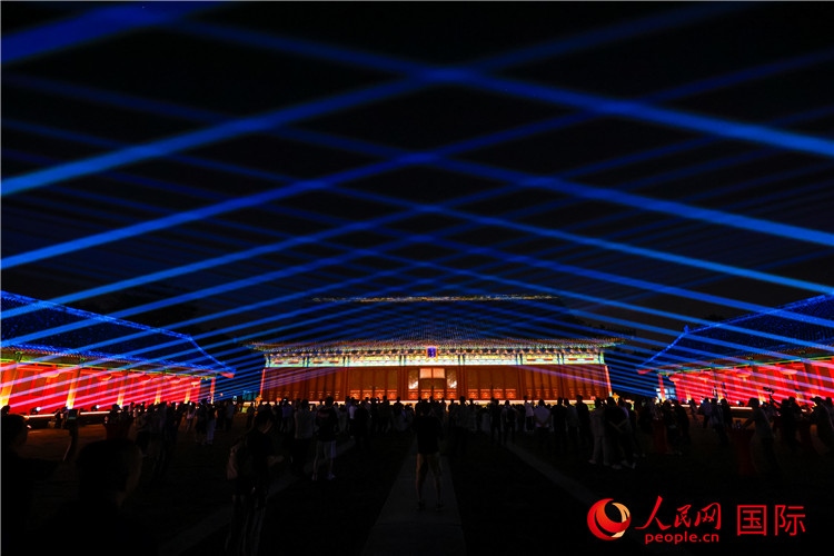 “光影北京——2024世界燈光師大會”開幕式當(dāng)晚的燈光秀表演。人民網(wǎng)記者 趙益普攝