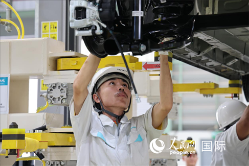 工人在廣汽埃安泰國智能生態(tài)工廠檢查汽車底座。 人民網(wǎng)記者 張矜若 攝