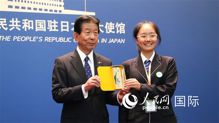 中國小大使向日本永旺1%俱樂部理事長森美樹贈送當?shù)靥厣Y品。人民網(wǎng) 許可攝