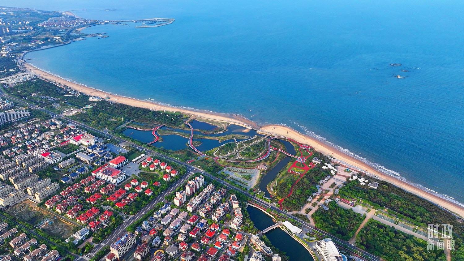 △日照市陽光海岸綠道。近年來，日照市對沿海裸露場地及岸線破損處進行生態(tài)修復(fù)，建成約28公里的陽光海岸綠道，為市民和游客提供了運動休閑好去處。（總臺央視記者范凱拍攝）
