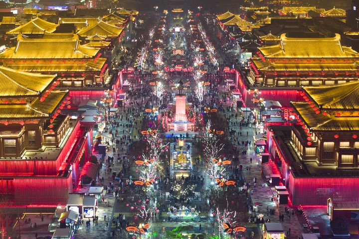 這是2024年2月2日拍攝的西安大唐不夜城景色（無人機(jī)照片）。新華社記者 邵瑞 攝