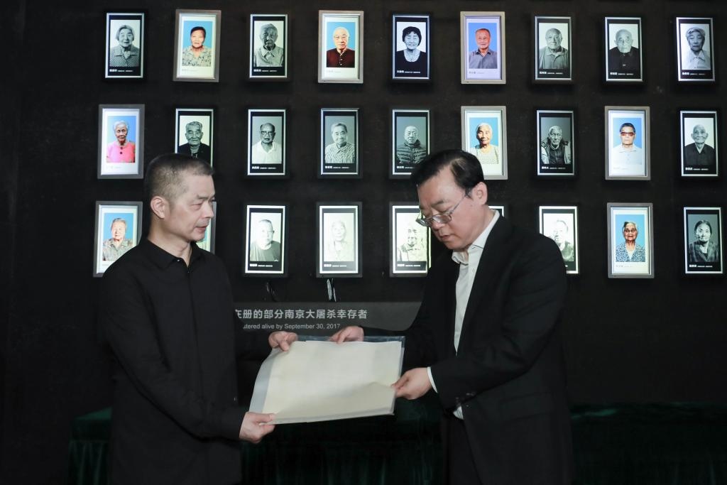 南京大屠殺幸存者高如琴的兒子向軍向侵華日軍南京大屠殺遇難同胞紀念館捐贈高如琴老人相關(guān)物品。（侵華日軍南京大屠殺遇難同胞紀念館供圖）