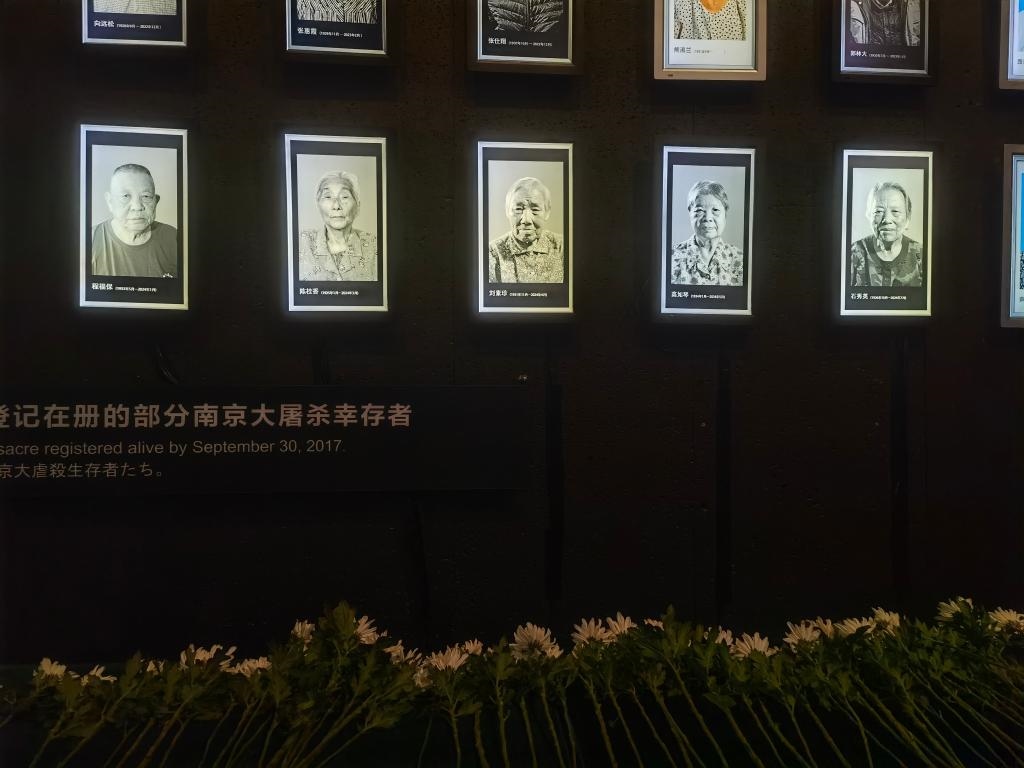7月18日，侵華日軍南京大屠殺遇難同胞紀念館內(nèi)舉行“熄燈”悼念儀式，為今年離世的5位幸存者老人送行。新華社記者邱冰清 攝