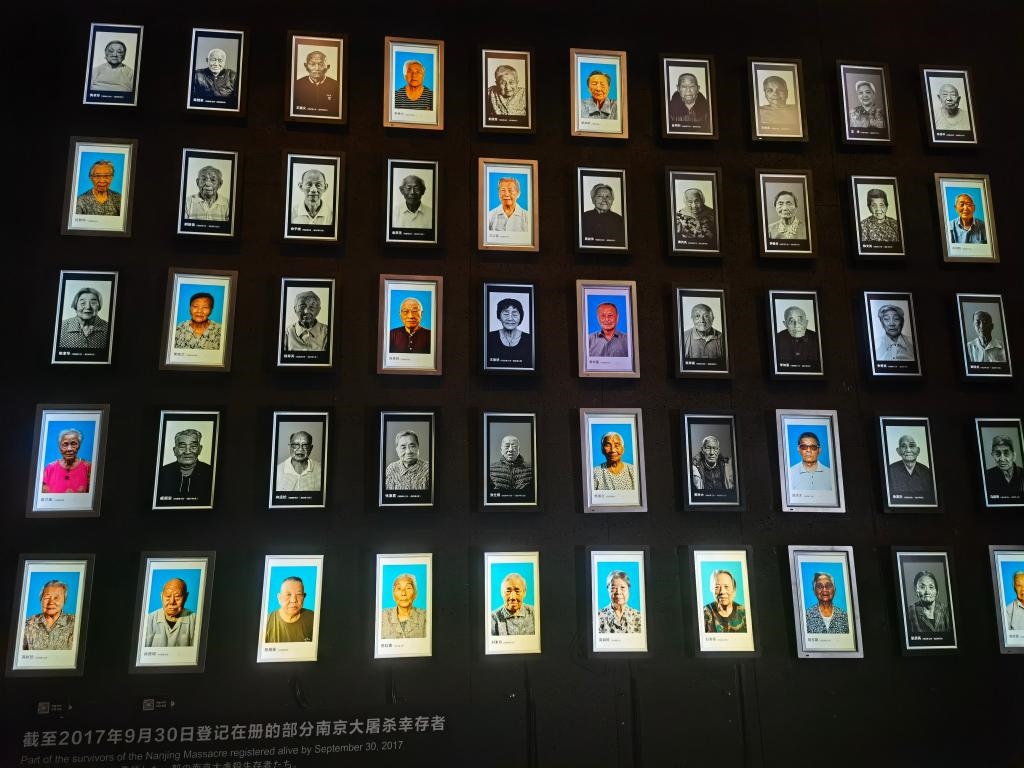 侵華日軍南京大屠殺遇難同胞紀念館內(nèi)的幸存者照片墻局部。新華社記者邱冰清 攝