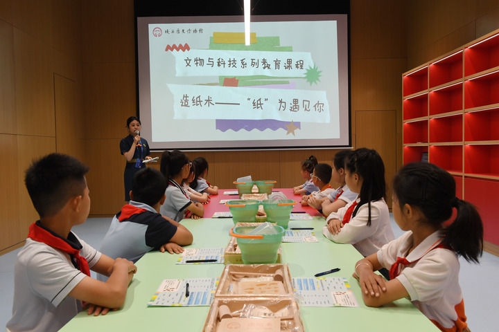 2024年5月18日，小學(xué)生在陜西歷史博物館秦漢館參加“文物與科技”系列教育課程。新華社記者 李一博 攝