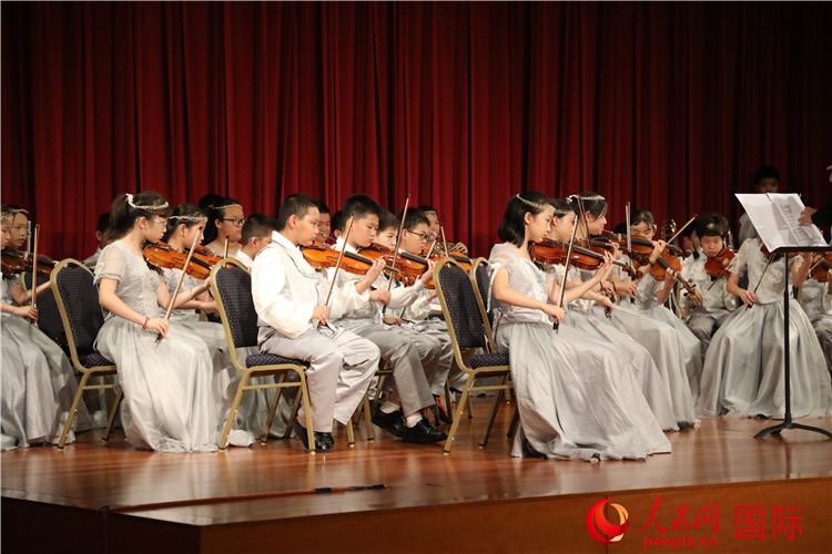 北京市學(xué)生金帆藝術(shù)團(tuán)的學(xué)生們演奏音樂(lè)。人民網(wǎng)記者 李志偉攝