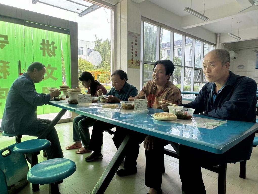 圖為鳳縣河口鎮(zhèn)中心小學(xué)臨時安置點內(nèi)正在吃飯的受災(zāi)群眾。新華社記者 劉彤 攝