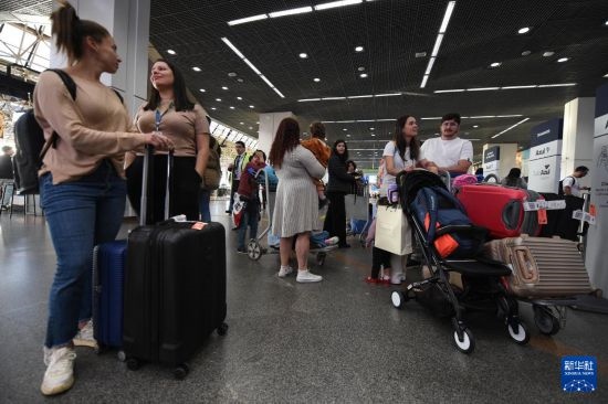 7月19日，受影響航班的旅客在巴西首都巴西利亞機(jī)場等待。新華社發(fā)（盧西奧·塔沃拉 攝）