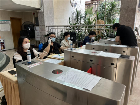 廣州市越秀區(qū)教育局現(xiàn)場審核返區(qū)生辦理材料，采用“提前網(wǎng)上預約、現(xiàn)場分批辦理”的方式進行。廣州市越秀區(qū)教育局供圖