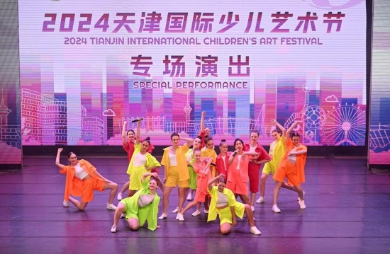 7月22日，來(lái)自俄羅斯的舞蹈團(tuán)演員在藝術(shù)節(jié)上展演。新華社記者 趙子碩 攝