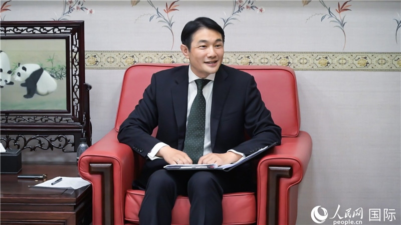 使館發(fā)言人畢海波公參介紹黨的二十屆三中全會(huì)情況并回答記者提問(wèn)。人民網(wǎng) 郭錦標(biāo)攝