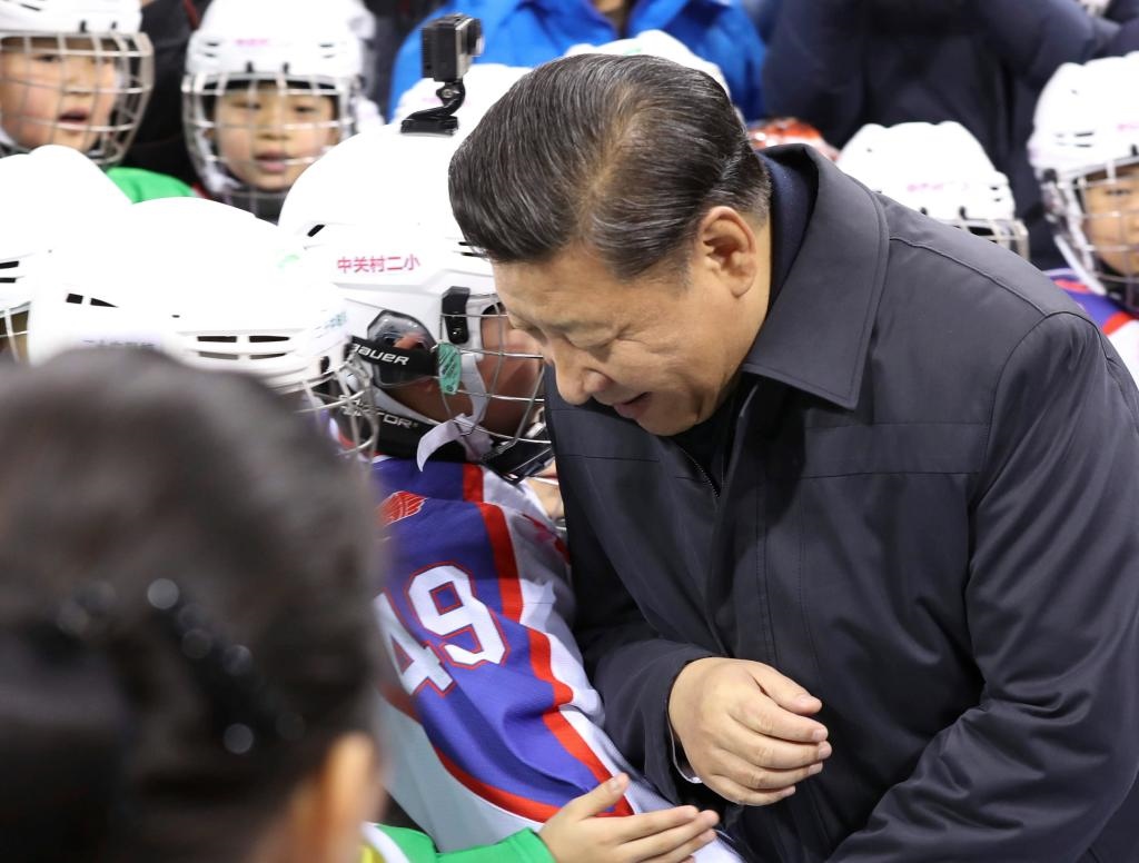 2017年2月24日，習(xí)近平總書記在北京五棵松體育中心考察時(shí)同青少年冰球愛好者“撞肩”，表示相互問候。新華社記者 丁林 攝
