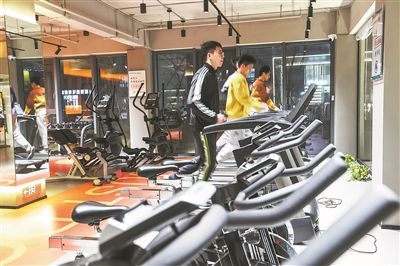 年輕人在江蘇省一人才社區(qū)的健身房運動。 新華社記者 楊磊攝