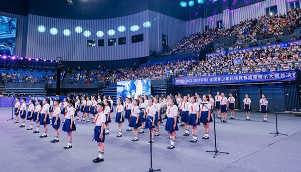 開幕式現(xiàn)場，學(xué)生們朗誦“科技強國 未來有我” 。主辦方供圖