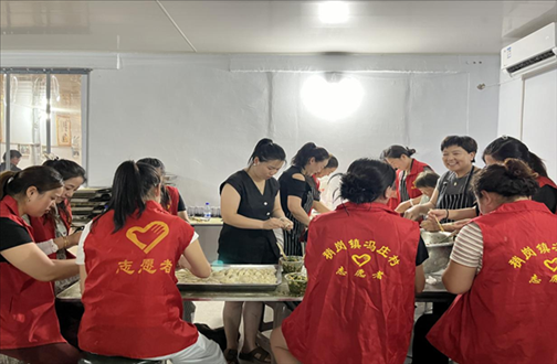 志愿者在以孝治家大食堂工作。（受訪者供圖）