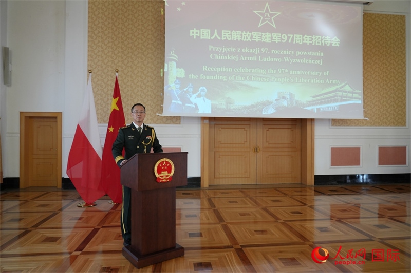 波蘭使館國(guó)防武官張寅生大校在招待會(huì)上致辭。人民網(wǎng)記者 李增偉攝 