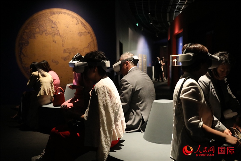 嘉賓在展覽“傳奇之旅：馬可·波羅與絲綢之路上的世界”VR體驗(yàn)區(qū)參觀。人民網(wǎng) 殷韜攝