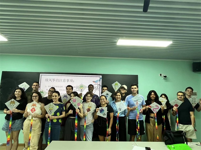 在中國和巴西共迎兩國建交50周年之際，巴西圣保羅州立大學(xué)孔子學(xué)院今年7月成功組織多批、近40名巴西青少年來華進(jìn)行短期訪問交流，圖為訪問團(tuán)成員參加文化體驗活動。 巴西圣保羅州立大學(xué)孔子學(xué)院供圖