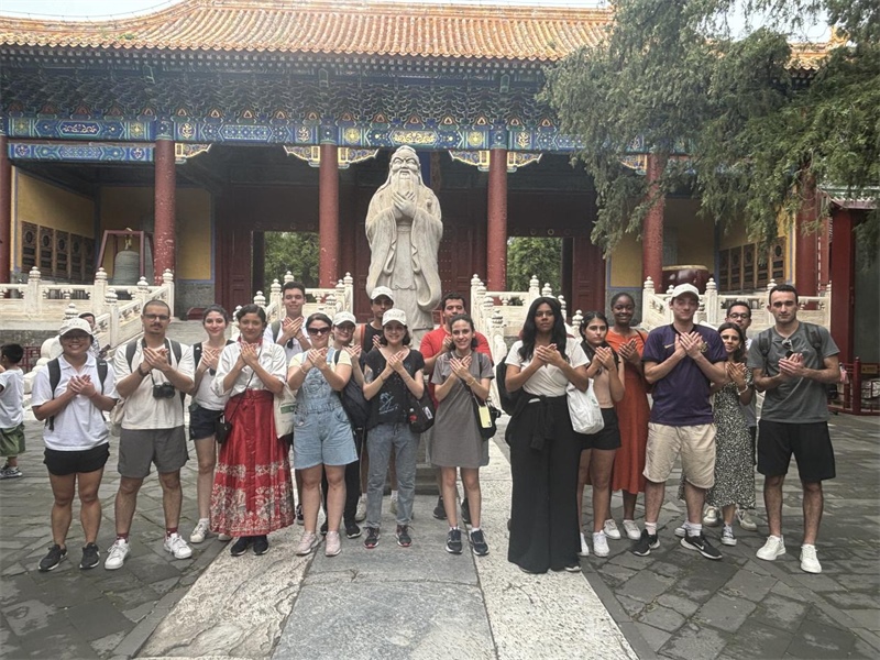 在中國和巴西共迎兩國建交50周年之際，巴西圣保羅州立大學(xué)孔子學(xué)院今年7月成功組織多批、近40名巴西青少年來華進(jìn)行短期訪問交流，圖為訪問團(tuán)成員參加文化體驗活動。 巴西圣保羅州立大學(xué)孔子學(xué)院供圖