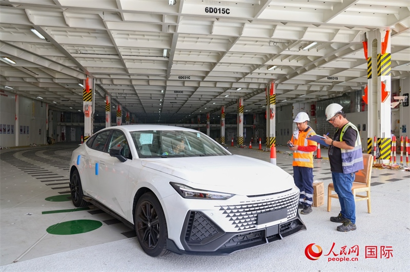 工人正在進行卸車作業(yè)。人民網(wǎng)記者 任皓宇攝