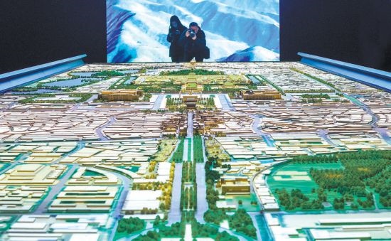 首都博物館“輝煌中軸”展廳內(nèi)，十六米長(zhǎng)的中軸線沙盤，配以立體投影技術(shù)，展現(xiàn)北京中軸線之壯美。 本報(bào)記者 武亦彬攝